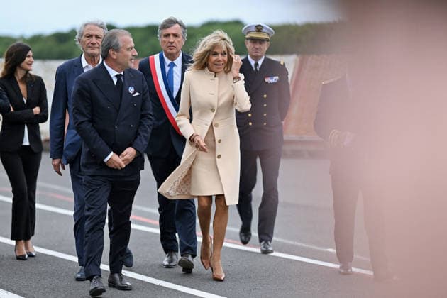 Brigitte Macron And Charles Kushner Welcome American Veterans At D-Day Anniversary - Deauville Brigitte Macron and United States Ambassador to France Charles Kushner attend the 82nd anniversary of the D-Day landings at Deauville Airport to welcome American veterans in Deauville, France on June 3, 2026. Photo by Franck Castel ABACAPRESS.COM Deauville France  Copyright: xCastelxFranck ABACAx