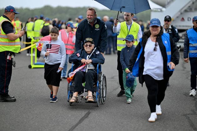 Brigitte Macron And Charles Kushner Welcome American Veterans At D-Day Anniversary - Deauville Brigitte Macron and United States Ambassador to France Charles Kushner attend the 82nd anniversary of the D-Day landings at Deauville Airport to welcome American veterans in Deauville, France on June 3, 2026. Photo by Franck Castel ABACAPRESS.COM Deauville France  Copyright: xCastelxFranck ABACAx