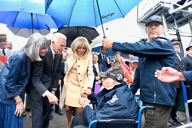 Brigitte Macron And Charles Kushner Welcome American Veterans At D-Day Anniversary - Deauville Brigitte Macron and United States Ambassador to France Charles Kushner attend the 82nd anniversary of the D-Day landings at Deauville Airport to welcome American veterans in Deauville, France on June 3, 2026. Photo by Franck Castel ABACAPRESS.COM Deauville France  Copyright: xCastelxFranck ABACAx