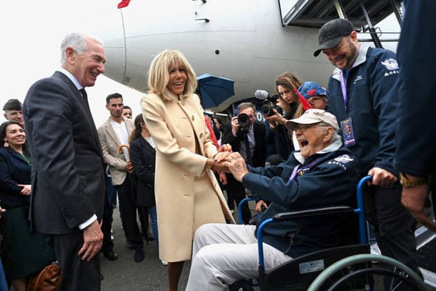 Brigitte Macron And Charles Kushner Welcome American Veterans At D-Day Anniversary - Deauville Brigitte Macron and United States Ambassador to France Charles Kushner attend the 82nd anniversary of the D-Day landings at Deauville Airport to welcome American veterans in Deauville, France on June 3, 2026. Photo by Franck Castel ABACAPRESS.COM Deauville France  Copyright: xCastelxFranck ABACAx