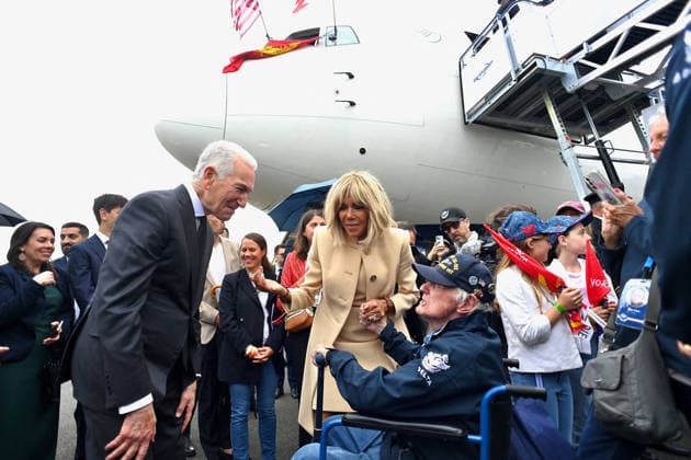 Brigitte Macron And Charles Kushner Welcome American Veterans At D-Day Anniversary - Deauville Brigitte Macron and United States Ambassador to France Charles Kushner attend the 82nd anniversary of the D-Day landings at Deauville Airport to welcome American veterans in Deauville, France on June 3, 2026. Photo by Franck Castel ABACAPRESS.COM Deauville France  Copyright: xCastelxFranck ABACAx