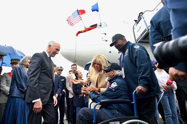 Brigitte Macron And Charles Kushner Welcome American Veterans At D-Day Anniversary - Deauville Brigitte Macron and United States Ambassador to France Charles Kushner attend the 82nd anniversary of the D-Day landings at Deauville Airport to welcome American veterans in Deauville, France on June 3, 2026. Photo by Franck Castel ABACAPRESS.COM Deauville France  Copyright: xCastelxFranck ABACAx