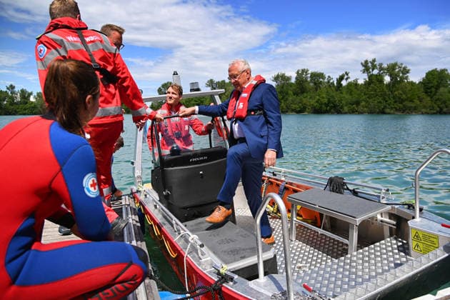Joachim HERRMANN (Innenminister Bayern) steigt aus einem Rettungsboot. Die Bayerische Sicherheit am und im Wasser: Bayerns Innenminister Joachim Herrmann gibt Startschuss für Social-Media-Kampagne - DLRG und Wasserwacht demonstrieren Schutz- und Rettungsmassnahmen am 03.06.2026 am Langwieder See. *** Joachim HERRMANN Bavarian Minister of the Interior steps out of a lifeboat Bavarian safety on and in the water Bavarias Minister of the Interior Joachim Herrmann launches social media campaign DLRG and Wasserwacht demonstrate protection and rescue measures at Langwieder See on 03 06 2026