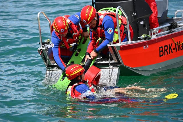 Wasserwacht praesentiert eine Rettungsuebung mit dem Boot.Ein jugendlicher Schwimmer wird geborgen,Bergung. DLRG stellt ihre Schnell-Einsatz-Gruppe fuer Rettungseinsaetze auf dem Wasser vor. Die Bayerische Sicherheit am und im Wasser: Bayerns Innenminister Joachim Herrmann gibt Startschuss für Social-Media-Kampagne - DLRG und Wasserwacht demonstrieren Schutz- und Rettungsmassnahmen am 03.06.2026 am Langwieder See. *** Water rescue service presents a rescue exercise with the boat A young swimmer is rescued, rescue DLRG presents its rapid intervention group for rescue operations on the water Bavarian safety on and in the water Bavarias Minister of the Interior Joachim Herrmann gives the go-ahead for social media campaign DLRG and water re