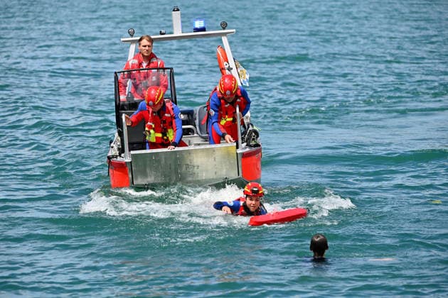 Wasserwacht praesentiert eine Rettungsuebung mit dem Boot.Ein jugendlicher Schwimmer wird geborgen,Bergung. DLRG stellt ihre Schnell-Einsatz-Gruppe fuer Rettungseinsaetze auf dem Wasser vor. Die Bayerische Sicherheit am und im Wasser: Bayerns Innenminister Joachim Herrmann gibt Startschuss für Social-Media-Kampagne - DLRG und Wasserwacht demonstrieren Schutz- und Rettungsmassnahmen am 03.06.2026 am Langwieder See. *** Water rescue service presents a rescue exercise with the boat A young swimmer is rescued, rescue DLRG presents its rapid intervention group for rescue operations on the water Bavarian safety on and in the water Bavarias Minister of the Interior Joachim Herrmann gives the go-ahead for social media campaign DLRG and water re