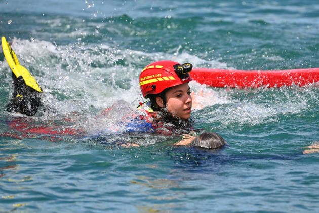 Wasserwacht praesentiert eine Rettungsuebung mit dem Boot.Ein jugendlicher Schwimmer wird geborgen,Bergung. DLRG stellt ihre Schnell-Einsatz-Gruppe fuer Rettungseinsaetze auf dem Wasser vor. Die Bayerische Sicherheit am und im Wasser: Bayerns Innenminister Joachim Herrmann gibt Startschuss für Social-Media-Kampagne - DLRG und Wasserwacht demonstrieren Schutz- und Rettungsmassnahmen am 03.06.2026 am Langwieder See. *** Water rescue service presents a rescue exercise with the boat A young swimmer is rescued, rescue DLRG presents its rapid intervention group for rescue operations on the water Bavarian safety on and in the water Bavarias Minister of the Interior Joachim Herrmann gives the go-ahead for social media campaign DLRG and water re