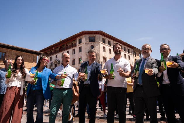 Celebration of World Cider Day in Oviedo Celebration of World Cider Day, on June 3, 2026, in Oviedo, Asturias, Spain This festive event, held in the Cathedral Square of Oviedo, brings together cider makers, cider makers and citizens in a day of celebration of Asturian cider culture, declared Intangible Cultural Heritage of Humanity, cider makers and citizens in a day of exaltation of the Asturian cider culture, declared Intangible Cultural Heritage of Humanity, which includes demonstrations of cider pouring and traditional tastings 03 JUNE 2026 Oviedo Asturias Oviedo Asturias Spain  Copyright: xJuanxVegax 7569092