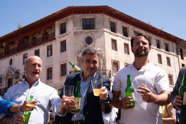 Celebration of World Cider Day in Oviedo Celebration of World Cider Day, on June 3, 2026, in Oviedo, Asturias, Spain This festive event, held in the Cathedral Square of Oviedo, brings together cider makers, cider makers and citizens in a day of celebration of Asturian cider culture, declared Intangible Cultural Heritage of Humanity, cider makers and citizens in a day of exaltation of the Asturian cider culture, declared Intangible Cultural Heritage of Humanity, which includes demonstrations of cider pouring and traditional tastings 03 JUNE 2026 Oviedo Asturias Oviedo Asturias Spain  Copyright: xJuanxVegax 7569093