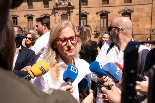 Celebration of the World Cider Day in Oviedo The Deputy Minister of Tourism of the Government of Asturias, Lara Martinez, attends the media during the celebration of World Cider Day, June 3, 2026, in Oviedo, Asturias, Spain This festive event, developed in the Cathedral Square in Oviedo, brings together harvesters, cider makers and citizens in a day of exaltation of Asturian cider culture, declared Intangible Cultural Heritage of Humanity, which includes demonstrations of pouring and traditional tastings 03 JUNE 2026 Oviedo Asturias Oviedo Asturias Espana  Copyright: xJuanxVegax 7569118