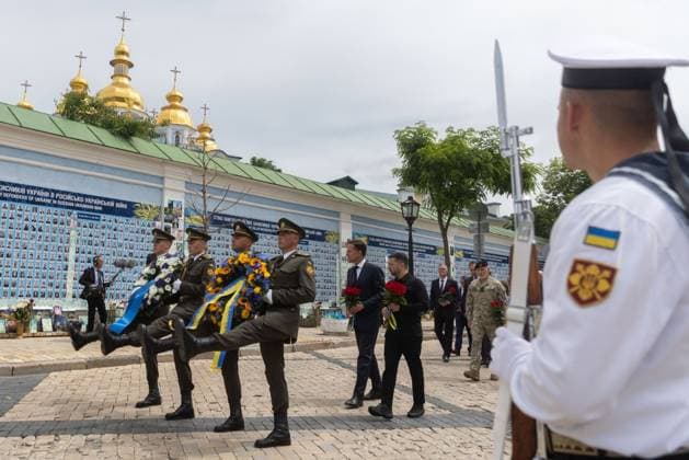 Ukrainian President Volodymyr Zelensky and NATO Secretary General Mark Rutte lay wreaths at the Remembrance Wall near St. Michael s Cathedral in Kyiv Ukrainian President Volodymyr Zelensky and NATO Secretary General Mark Rutte lay wreaths at the Remembrance Wall near St. Michael s Cathedral in Kyiv, Ukraine, June 3, 2026. Photo by PRESIDENT OF UKRAINE apaimages Ukraine Ukraine Ukraine 030626_Ukraine_UPO_00(9).jpeg Copyright: xapaimagesxPRESIDENTxOFxUKRAINEx xapaimagesx