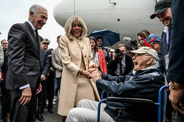82nd anniversary of D-Day PHOTOPQR OUEST FRANCE Martin ROCHE Deauville 03 06 2026 On Wednesday, June 3, 2026, for the 82nd anniversary of the Normandy landings, 25 veterans landed at Deauville Airport Calvados, Normandy They were welcomed by First Lady Brigitte Macron and American Ambassador to France Charles Kushner here Charles Kushner and Brigitte Macron salute pl Wilbur J Jack Myers Photographe Martin ROCHE Ouest France Deauville, Normandy, France, On Wednesday, June 3, 2026, for the 82nd anniversary of the Normandy landings, 25 veterans landed at Deauville Airport Calvados, Normandy They were welcomed by First Lady Brigitte Macron and the American ambassador to France Deauville FRANCE France  Copyright: xPHOTOPQR OUESTxFRANCE MAXPPPxMartinxROCHEx 20260603OFR1456 20260603OFR1456