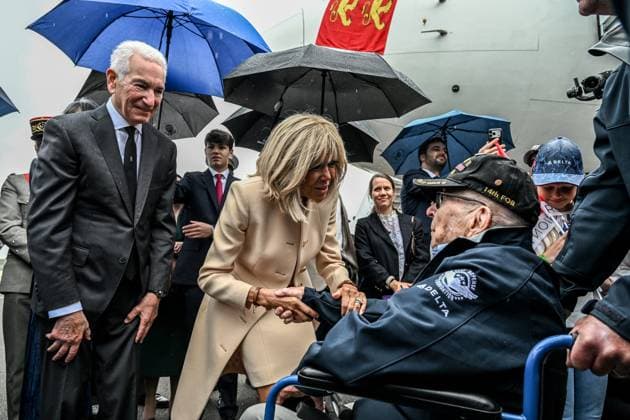 82e anniversaire du Débarquement PHOTOPQR OUEST FRANCE Martin ROCHE Deauville 03 06 2026 Ce mercredi 3 juin 2026 pour ce 82e anniversaire du Débarquement en Normandie , 25 vétérans ont atteri à laéroport de Deauville Calvados Normandie Il ont été accueillis par la première dame Brigitte Macron et lambassadeur américain en France Charles Kushner Photographe Martin ROCHE Ouest France Deauville, Normandy, France, On Wednesday, June 3, 2026, for the 82nd anniversary of the Normandy landings, 25 veterans landed at Deauville Airport Calvados, Normandy They were welcomed by First Lady Brigitte Macron and the American ambassador to France Deauville FRANCE France  Copyright: xPHOTOPQR OUESTxFRANCE MAXPPPxMartinxROCHEx 20260603OFR1474 20260603OFR1474