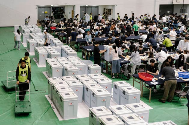 June 3, 2026, Seoul, Seoul, South Korea: Election workers count ballots at a vote-counting center following South Korea s nationwide local elections on June 3. Voters elected mayors, governors, local council members and regional education superintendents. Seoul South Korea  - ZUMAm346 20260603_znp_m346_020 Copyright: xSuhxJeenxMoonx