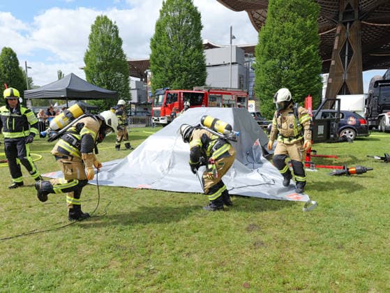 News Bilder des Tages Interschutz 2026 in Hannover Eine brennendes E-Auto wird mit einer Brandbegrenzungsdecke abgedeckt. *** Interschutz 2026 in Hanover A burning electric car is covered with a fire blanket Copyright: xBerndxGüntherx