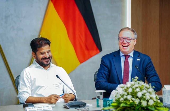 News Bilder des Tages RECORD DATE NOT STATED President of the German State of Thuringia Mario Voigt visits Telangana & signs MoU with the state government to foster economic cooperation Hyderabad Telangana , Jun 03 (ANI): Telangana Chief Minister Revanth Reddy and President of the German State of Thuringia Mario Voigt hold bilateral talks to strengthen economic cooperation, in Hyderabad on Wednesday. (@TelanganaCMO X ANI Photo) Hyderabad Telangana India Copyright: xANIx ANI_20260603360