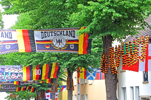Flaggen-Achim und die Rullichstraße Flaggen-Achim (Achim Klimmeck) ist ein bekannter Fußball-Superfan aus Essen. Er verwandelt bei großen Turnieren, wie der EM, seine Nachbarschaft in der Rullichstraße (Essen-Altendorf) in ein beeindruckendes Fahnenmeer. Dafür bringt er in wochenlanger Arbeit oft Hunderte von Flaggen an. Essen Nordrhein-Westfalen Deutschland Altendorf *** Flags Achim and Rullichstraße Flags Achim Achim Klimmeck is a well-known soccer superfan from Essen He transforms his neighborhood in Rullichstraße Essen Altendorf into an impressive sea of flags during major tournaments, such as the European Championships To do this, he often puts up hundreds of flags in weeks of work Essen North Rhine-Westphalia Germany Altendorf