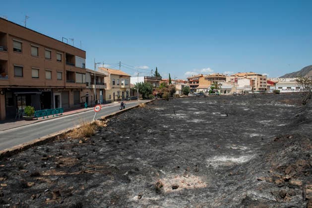 Second day of extinguishing the fire in Los Garres Murcia and has forced preventive evictions Burned areas by fire in Los Garres, June 2, 2026, in Murcia, Region of Murcia Spain The fire declared yesterday afternoon June 3 in the Murcian districts of Los Garres and Lages caused the activation of the Infomur Plan in emergency phase, in situation two, A total of 250 troops from the Region of Murcia are working in the area, along with local and state resources Units of the Third Intervention Battalion of the Military Emergency Unit UME have gone from their base in Bétera Valencia to help in fighting this fire, after being requested by the President of the Regional Government, Fernando López Miras 03 JUNE 2026 Víctor Ferná Murcia, Region de Mu  Copyright: xVictorxFernandezx 7569327