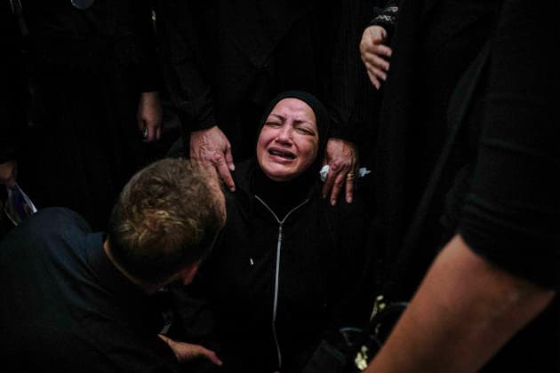 News Bilder des Tages People mourn during the funeral procession for members of a Lebanese family in Wardaniyeh, Lebanon, 03 June 2026. A displaced Lebanese family, parents Hassan Abdullah and Hanan Shehab, along with their children Leen, Ali, Ibrahim, and Julia, were killed in an Israeli airstrike in Marwanieh, south Lebanon. According to the Lebanese Ministry of Health, Israeli attacks across Lebanon have killed more than 3,500 people and injured more than 10,600 since renewed hostilities between Israel and Hezbollah began in March 2026. Funeral for Lebanese family killed in Israeli airstrike !ACHTUNG: NUR REDAKTIONELLE NUTZUNG!  Copyright: xEdgarxGutiérrezx GRAF191 20260603-55020488484_1