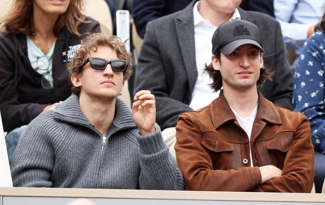 Volodia Schneider et son frère Aliocha Schneider dans les tribunes lors des Internationaux de France de Tennis de Roland Garros 2026, à Paris, France, le 3 juin 2026 Jacovides Moreau Bestimage Celebs in the stands during the Day Eleven of the 2026 French Open on June 03, 2026 in Paris, France Paris France  Copyright: xJACOVIDES-MOREAUx xBESTIMAGExJACOVIDES-MOREAUx xBESTIMAGEx