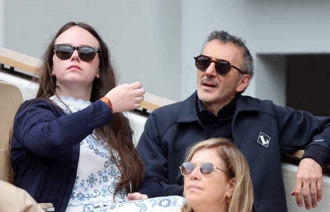 Elie Semoun et sa compagne Aude Fraineau dans les tribunes lors des Internationaux de France de Tennis de Roland Garros 2026, à Paris, France, le 3 juin 2026 Jacovides Moreau Bestimage Celebs in the stands during the Day Eleven of the 2026 French Open on June 03, 2026 in Paris, France Paris France  Copyright: xJACOVIDES-MOREAUx xBESTIMAGExJACOVIDES-MOREAUx xBESTIMAGEx