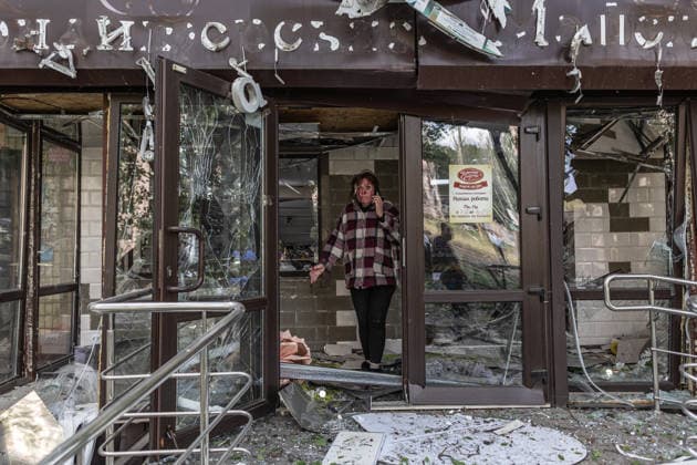 Aftermath of a Russian airstrike in Druzhkivka and Kramatorsk KRAMATORSK, UKRAINE - JUNE 3: (EDITOR S NOTE: Image depicts graphic content) An injured woman walks out of her shop following a Russian air strike using KAB bombs on the centre of Kramatorsk, Ukraine, 3 June 2026 Diego Herrera Carcedo Anadolu Kramatorsk Ukraine. Editorial use only. Please get in touch for any other usage.  Copyright: x2026xAnadoluxDiegoxHerreraxCarcedox