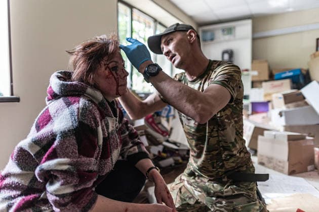 Aftermath of a Russian airstrike in Druzhkivka and Kramatorsk KRAMATORSK, UKRAINE - JUNE 3: (EDITOR S NOTE: Image depicts graphic content) A soldier treats a woman injured following a Russian air strike using KAB bombs on the centre of Kramatorsk, Ukraine, 3 June 2026 Diego Herrera Carcedo Anadolu Kramatorsk Ukraine. Editorial use only. Please get in touch for any other usage.  Copyright: x2026xAnadoluxDiegoxHerreraxCarcedox