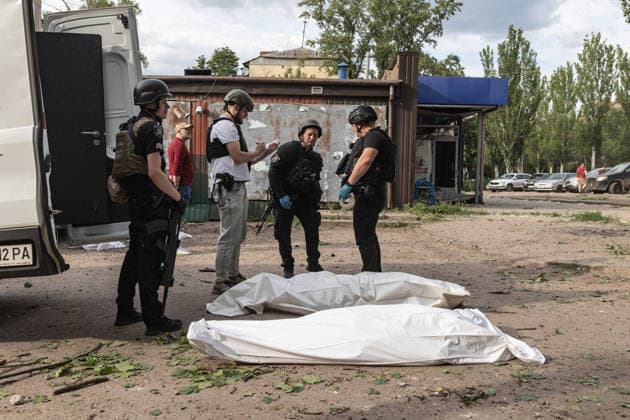 Aftermath of a Russian airstrike in Druzhkivka and Kramatorsk KRAMATORSK, UKRAINE - JUNE 3: Police officers examine the bodies of civilians killed following a Russian air strike using KAB bombs on the centre of Kramatorsk, Ukraine, 3 June 2026 Diego Herrera Carcedo Anadolu Kramatorsk Ukraine. Editorial use only. Please get in touch for any other usage.  Copyright: x2026xAnadoluxDiegoxHerreraxCarcedox