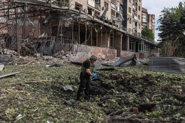 Aftermath of a Russian airstrike in Druzhkivka and Kramatorsk KRAMATORSK, UKRAINE - JUNE 3: Police inspect the crater left by a Russian air strike using KAB bombs on the centre of Kramatorsk, Ukraine, 3 June 2026 Diego Herrera Carcedo Anadolu Kramatorsk Ukraine. Editorial use only. Please get in touch for any other usage.  Copyright: x2026xAnadoluxDiegoxHerreraxCarcedox