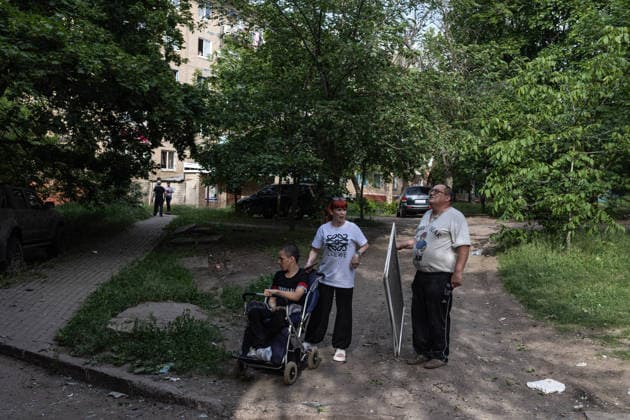 Aftermath of a Russian airstrike in Druzhkivka and Kramatorsk KRAMATORSK, UKRAINE - JUNE 3: A family with a disabled child outside their home, which was damaged following a Russian air strike using KAB bombs on the centre of Kramatorsk, Ukraine, 3 June 2026 Diego Herrera Carcedo Anadolu Kramatorsk Ukraine. Editorial use only. Please get in touch for any other usage.  Copyright: x2026xAnadoluxDiegoxHerreraxCarcedox