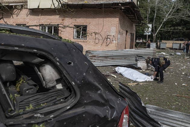 Aftermath of a Russian airstrike in Druzhkivka and Kramatorsk KRAMATORSK, UKRAINE - JUNE 3: A police officer examines the body of a civilian killed following a Russian air strike using KAB bombs on the centre of Kramatorsk, Ukraine, 3 June 2026 Diego Herrera Carcedo Anadolu Kramatorsk Ukraine. Editorial use only. Please get in touch for any other usage.  Copyright: x2026xAnadoluxDiegoxHerreraxCarcedox