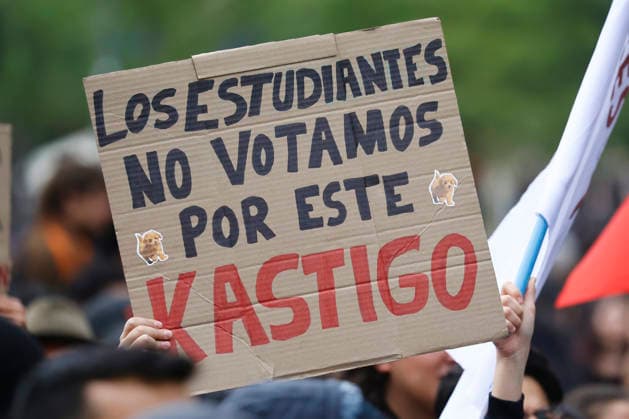 Santiago, June 3, 2026 Confech calls for March from Plaza Baquedano despite not being authorized in that sector People gather in front of the theater of the University of Chile Dragomir Yankovic Aton Chile, Aton 1161861  Copyright: DRAGOMIRxYANKOVIC ATONxCHILE
