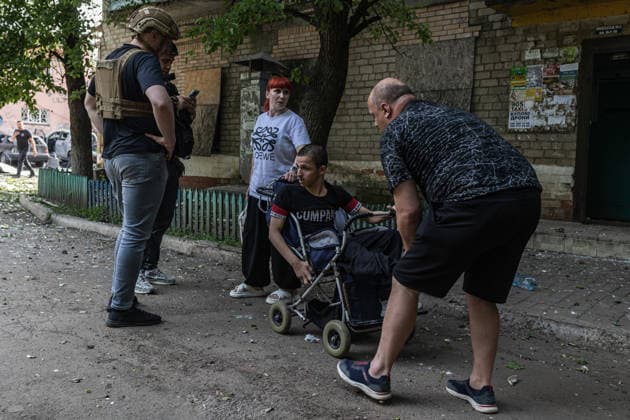 Aftermath of a Russian airstrike in Druzhkivka and Kramatorsk KRAMATORSK, UKRAINE - JUNE 3: A family with a disabled child outside their home, which was damaged following a Russian air strike using KAB bombs on the centre of Kramatorsk, Ukraine, 3 June 2026. Diego Herrera Carcedo Anadolu Kramatorsk Ukraine. Editorial use only. Please get in touch for any other usage.  Copyright: x2026xAnadoluxDiegoxHerreraxCarcedox