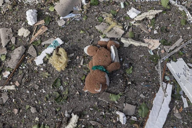 Aftermath of a Russian airstrike in Druzhkivka and Kramatorsk KRAMATORSK, UKRAINE - JUNE 3: A teddy bear is seen in the streets following a Russian air strike using KAB bombs on the centre of Kramatorsk, Ukraine, 3 June 2026. Diego Herrera Carcedo Anadolu Kramatorsk Ukraine. Editorial use only. Please get in touch for any other usage.  Copyright: x2026xAnadoluxDiegoxHerreraxCarcedox