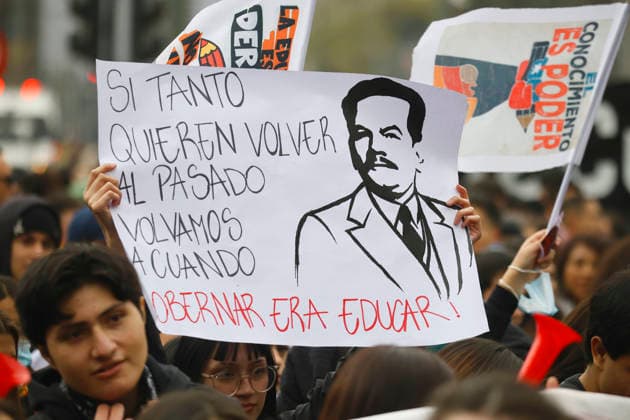 Santiago, June 3, 2026 Confech calls for a march from Plaza Baquedano despite not being authorized in that sector People gather in front of the theater of the University of Chile Dragomir Yankovic Aton Chile, Aton 1161887  Copyright: DRAGOMIRxYANKOVIC ATONxCHILE