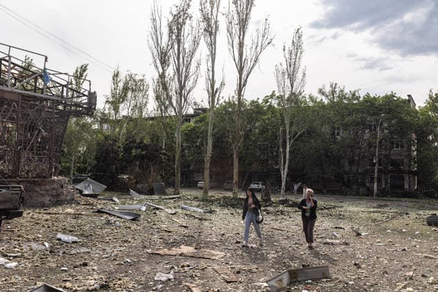 Aftermath of a Russian airstrike in Druzhkivka and Kramatorsk KRAMATORSK, UKRAINE - JUNE 3: Several people walk near the impact site of a Russian air strike using KAB bombs on the centre of Kramatorsk, Ukraine, 3 June 2026 Diego Herrera Carcedo Anadolu Kramatorsk Ukraine. Editorial use only. Please get in touch for any other usage.  Copyright: x2026xAnadoluxDiegoxHerreraxCarcedox