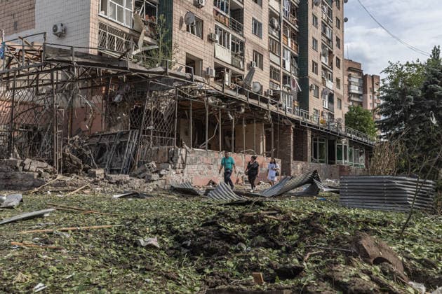 Aftermath of a Russian airstrike in Druzhkivka and Kramatorsk KRAMATORSK, UKRAINE - JUNE 3: Several people walk near the impact site of a Russian air strike using KAB bombs on the centre of Kramatorsk, Ukraine, 3 June 2026 Diego Herrera Carcedo Anadolu Kramatorsk Ukraine. Editorial use only. Please get in touch for any other usage.  Copyright: x2026xAnadoluxDiegoxHerreraxCarcedox