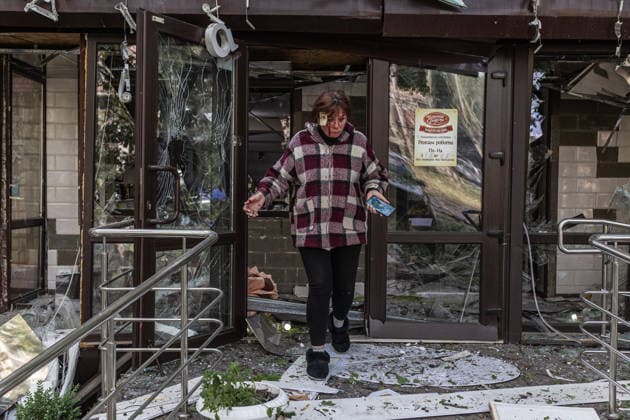News Bilder des Tages Aftermath of a Russian airstrike in Druzhkivka and Kramatorsk KRAMATORSK, UKRAINE - JUNE 3: (EDITOR S NOTE: Image depicts graphic content) An injured woman walks out of her shop following a Russian air strike using KAB bombs on the centre of Kramatorsk, Ukraine, 3 June 2026 Diego Herrera Carcedo Anadolu Kramatorsk Ukraine. Editorial use only. Please get in touch for any other usage.  Copyright: x2026xAnadoluxDiegoxHerreraxCarcedox