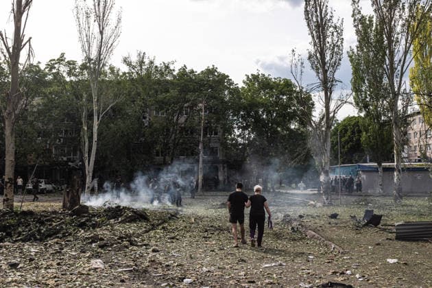 Aftermath of a Russian airstrike in Druzhkivka and Kramatorsk KRAMATORSK, UKRAINE - JUNE 3: Several people walk near the impact site of a Russian air strike using KAB bombs on the centre of Kramatorsk, Ukraine, 3 June 2026 Diego Herrera Carcedo Anadolu Kramatorsk Ukraine. Editorial use only. Please get in touch for any other usage.  Copyright: x2026xAnadoluxDiegoxHerreraxCarcedox