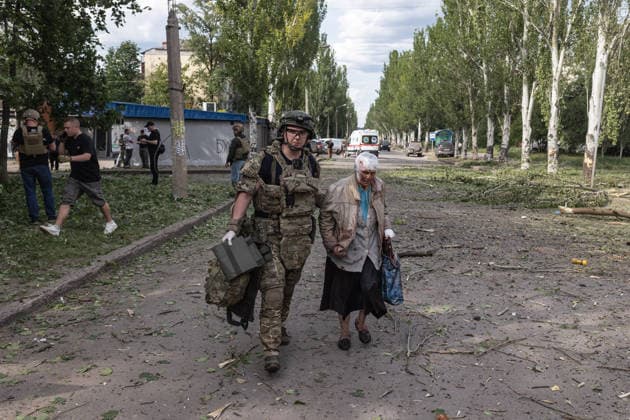 Aftermath of a Russian airstrike in Druzhkivka and Kramatorsk KRAMATORSK, UKRAINE - JUNE 3: (EDITOR S NOTE: Image depicts graphic content) A police paramedic treats an elderly woman injured following a Russian air strike using KAB bombs on the centre of Kramatorsk, Ukraine, 3 June 2026 Diego Herrera Carcedo Anadolu Kramatorsk Ukraine. Editorial use only. Please get in touch for any other usage.  Copyright: x2026xAnadoluxDiegoxHerreraxCarcedox