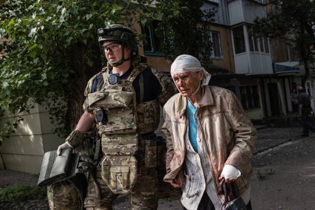 Aftermath of a Russian airstrike in Druzhkivka and Kramatorsk KRAMATORSK, UKRAINE - JUNE 3: A police paramedic treats an elderly woman injured following a Russian air strike using KAB bombs on the centre of Kramatorsk, Ukraine, 3 June 2026 Diego Herrera Carcedo Anadolu Kramatorsk Ukraine. Editorial use only. Please get in touch for any other usage.  Copyright: x2026xAnadoluxDiegoxHerreraxCarcedox