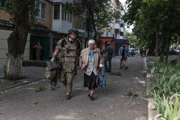 Aftermath of a Russian airstrike in Druzhkivka and Kramatorsk KRAMATORSK, UKRAINE - JUNE 3: A police paramedic treats an elderly woman injured following a Russian air strike using KAB bombs on the centre of Kramatorsk, Ukraine, 3 June 2026 Diego Herrera Carcedo Anadolu Kramatorsk Ukraine. Editorial use only. Please get in touch for any other usage.  Copyright: x2026xAnadoluxDiegoxHerreraxCarcedox