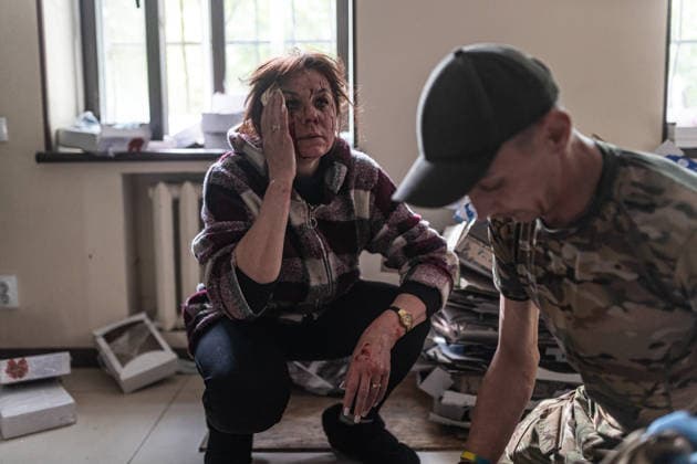 Aftermath of a Russian airstrike in Druzhkivka and Kramatorsk KRAMATORSK, UKRAINE - JUNE 3: (EDITOR S NOTE: Image depicts graphic content) A soldier treats a woman injured following a Russian air strike using KAB bombs on the centre of Kramatorsk, Ukraine, 3 June 2026 Diego Herrera Carcedo Anadolu Kramatorsk Ukraine. Editorial use only. Please get in touch for any other usage.  Copyright: x2026xAnadoluxDiegoxHerreraxCarcedox