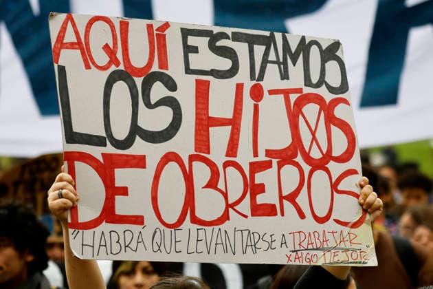 Santiago, June 3, 2026 Confech calls for a march from Plaza Baquedano despite not being authorized in that sector People gather in front of the theater of the University of Chile Dragomir Yankovic Aton Chile, Aton 1161886  Copyright: DRAGOMIRxYANKOVIC ATONxCHILE