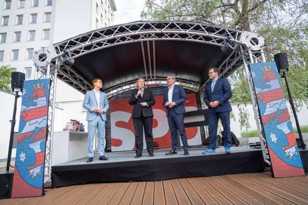 Lutz Liebscher, SPD-Fraktionsvorsitzender, Bärbel Bas, Bundesarbeitsministerin, Georg Maier, Innenminister, Carsten Schneider, Bundesumweltminister (von links);Jahresempfang der SPD-Fraktion im Thüringer Landtag, Erfurt Thüringen Deutschland Innenhof Landtag Thüringen *** Lutz Liebscher, SPD parliamentary group chairman, Bärbel Bas, Federal Minister of Labor, Georg Maier, Minister of the Interior, Carsten Schneider, Federal Minister of the Environment from left Annual reception of the SPD parliamentary group in the Thuringian state parliament, Erfurt Thuringia Germany Courtyard of the Thuringian state parliament