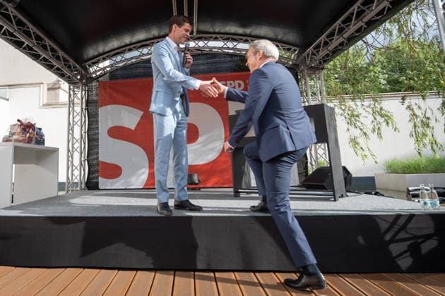 Lutz Liebscher, SPD-Fraktionsvorsitzender, mit Georg Maier, Innenminister Thüringen (von links);Jahresempfang der SPD-Fraktion im Thüringer Landtag, Erfurt Thüringen Deutschland Innenhof Landtag Thüringen *** Lutz Liebscher, SPD parliamentary group chairman, with Georg Maier, Minister of the Interior of Thuringia from left Annual reception of the SPD parliamentary group in the Thuringian state parliament, Erfurt Thuringia Germany Courtyard of the Thuringian state parliament