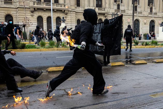 Thousands of students take to Chilean streets over planned education cuts SANTIAGO, CHILE - JUNE 3: A protester with a Molotov cocktail to confront police during a protest against the government in Santiago, Chile, on June 3, 2026. Thousands of protesters took to the streets of Santiago to demonstrate against the austerity measures announced by President Jose Antonio Kast during his latest State of the Nation address. Cristobal Basaure Anadolu Santiago Chile. Editorial use only. Please get in touch for any other usage.  Copyright: x2026xAnadoluxCristobalxBasaurex