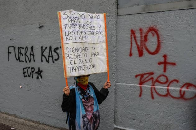 Thousands of students take to Chilean streets over planned education cuts SANTIAGO, CHILE - JUNE 3: A protester holds a banner during a protest against the government in Santiago, Chile, on June 3, 2026. Thousands of protesters took to the streets of Santiago to demonstrate against the austerity measures announced by President Jose Antonio Kast during his latest State of the Nation address. Cristobal Basaure Anadolu Santiago Chile. Editorial use only. Please get in touch for any other usage.  Copyright: x2026xAnadoluxCristobalxBasaurex