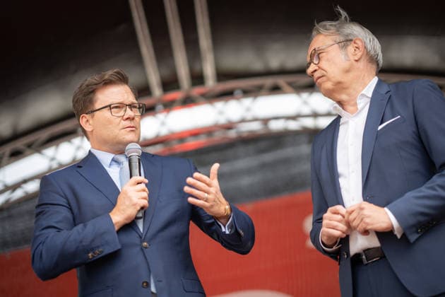 Carsten Schneider, Bundesumweltminister, mit Georg Maier, Innenminister Thüringen (von links);Jahresempfang der SPD-Fraktion im Thüringer Landtag, Erfurt Thüringen Deutschland Innenhof Landtag Thüringen *** Carsten Schneider, Federal Minister for the Environment, with Georg Maier, Minister of the Interior of Thuringia from left Annual reception of the SPD parliamentary group in the Thuringian state parliament, Erfurt Thuringia Germany Courtyard of the Thuringian state parliament