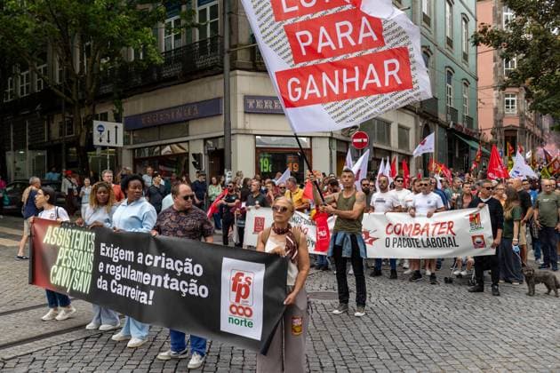 National General Strike in Porto, Portugal - 03 Jun 2026 Protesters march through the city centre carrying flags and banners during the national general strike at Praça da Batalha. Demonstrators gathered at Praça da Batalha and Avenida dos Aliados for a national general strike. Union groups, workers and supporters marched with banners, flags and handwritten signs criticizing the government’s proposed labour reforms and calling for improved working conditions, higher wages and stronger public services. The protest featured megaphones, flares and visual messages reflecting broad mobilization across the city. Porto Portugal Copyright: xDiogoxBaptistax xSOPAxImagesx DB_20260603GREVEGERALPORTO_0014