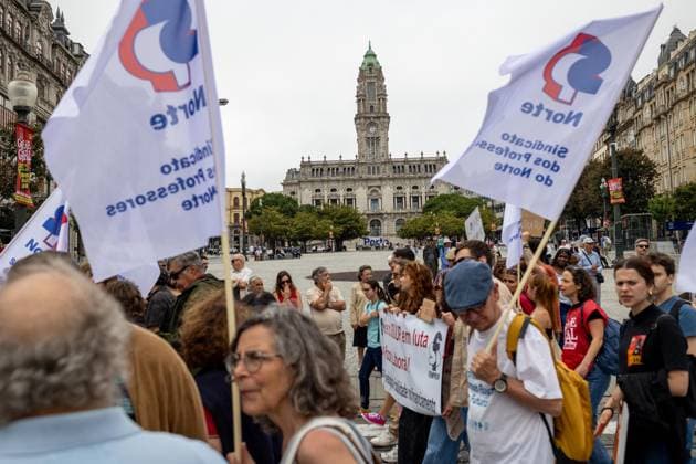 National General Strike in Porto, Portugal - 03 Jun 2026 Demonstrators gather with union banners during the national general strike. Demonstrators gathered at Praça da Batalha and Avenida dos Aliados for a national general strike. Union groups, workers and supporters marched with banners, flags and handwritten signs criticizing the government’s proposed labour reforms and calling for improved working conditions, higher wages and stronger public services. The protest featured megaphones, flares and visual messages reflecting broad mobilization across the city. Porto Portugal Copyright: xDiogoxBaptistax xSOPAxImagesx DB_20260603GREVEGERALPORTO_0019